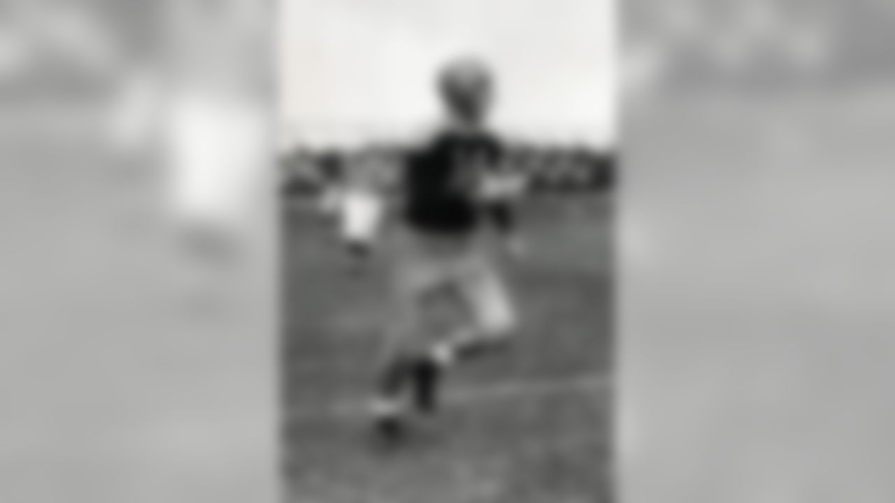 Green Bay Packers Hall of Fame wide receiver Don Hutson runs upfield in a 28 to 7 win over the Chicago Cardinals on October 3, 1943 at State Fair Park in Milwaukee, Wisconsin. (Pro Football Hall Of Fame)