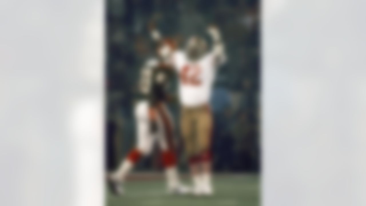 San Francisco 49ers Hall of Fame cornerblock Ronnie Lott throw his hands up in victory during 26-21 win over the Cincinnati Begals in Super Bowl XVI on January 24, 1982 at Pontiac Silverdome. (Manny Rubio/NFL Photos)