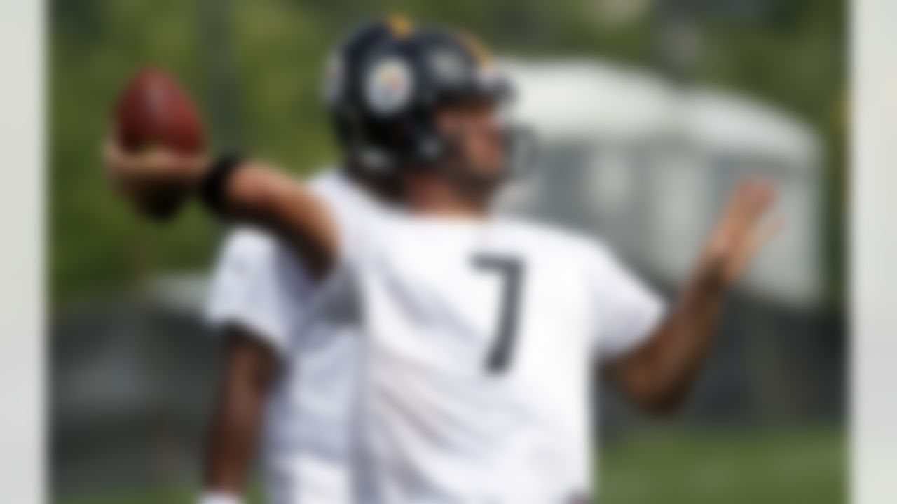 Pittsburgh Steelers quarterback Ben Roethlisberger (7) throws during NFL football training camp in Latrobe, Pa., Thursday, July 26, 2012. (AP Photo/Keith Srakocic)