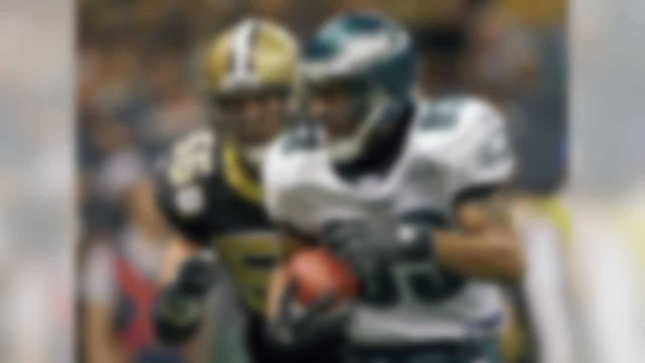 NEW ORLEANS - DECEMBER 23: Wide Receiver Greg Lewis #83 of the Philadelphia Eagles scores a touchdown in front of linebacker Scott Fujita #55 of the New Orleans Saints at the Louisiana Superdome December 23, 2007 in New Orleans, Louisiana. The Eagles won 38-23. (Photo by Drew Hallowell/Getty Images)