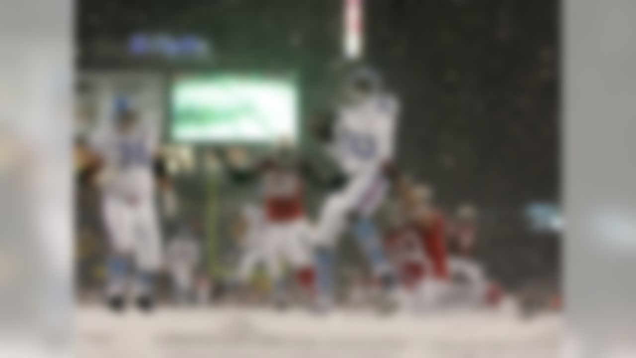 The 2009 season was record-setting for the Titans offensively, in both good and bad ways. Chris Johnson became just the sixth player in NFL history to rush for 2,000 yards -- good. In Week 6 visiting the Patriots, the Titans had minus-7 gross passing yards -- bad. The game, 39 degrees and snowing at kickoff, was a 59-0 blowout -- the worst loss in franchise history. Quarterbacks Kerry Collins and Vince Young combined for two completions and two interceptions. How does a team reach minus-7 gross passing yards? The Titans' first completion went to RB Ahmard Hall, good for 15 yards. The other completion was a pass to WR Nate Washington resulting in a 22-yard loss. Minus-7 yards passing is the fewest gross yards by a team in a game since at least 1950 -- as far back as STATS can check.