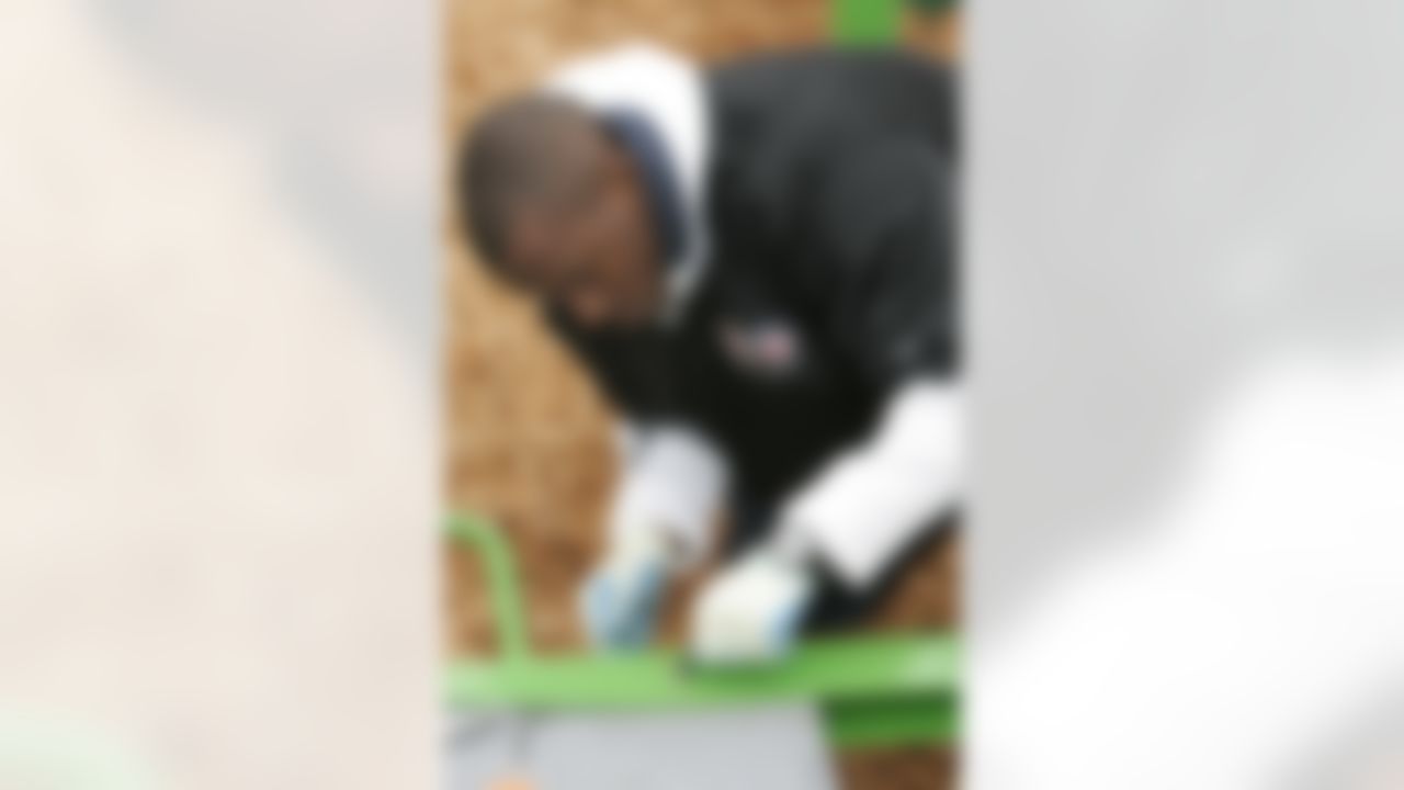 The Home Depot Neighborhood MVP Program honors Bobby Engram of the Seattle Seahawks. (Photo by Ernie Masche/CIA Stock Photography Inc.)