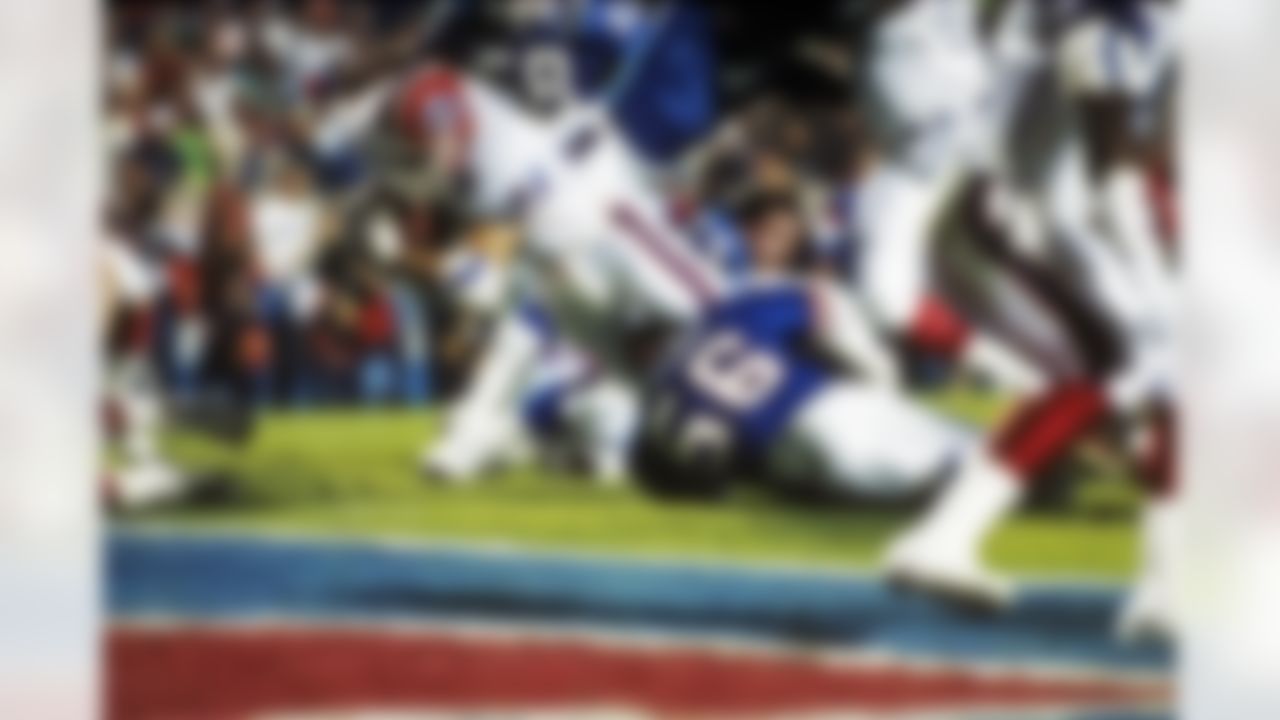 Buffalo Bills fullback Jamie Mueller (41) dives forward for a 3-yard gain down to the 1-yard line during the Bills 20-19 loss to the New York Giants in Super Bowl XXV at Tampa Stadium in Tampa, FL on January 27, 1991. (National Football League)