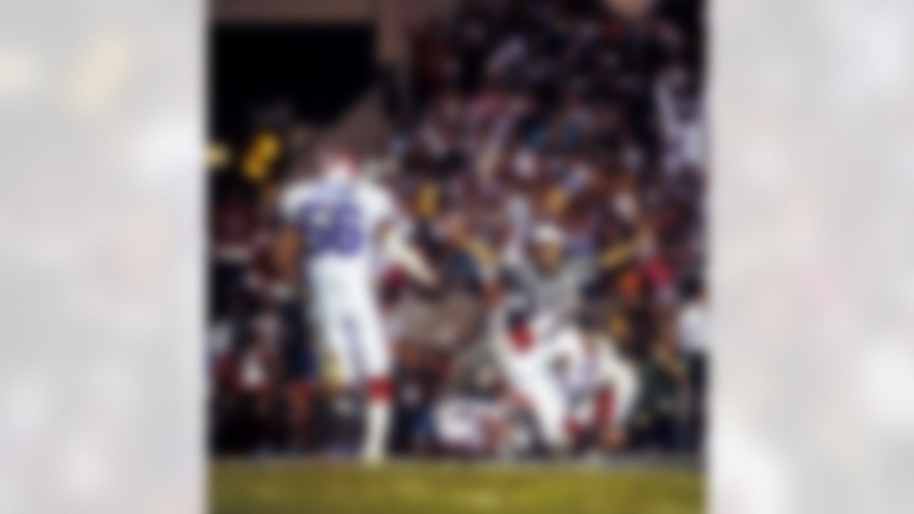 Buffalo Bills defensive end Bruce Smith sacks Giants quarterback Jeff Hostetler in the end zone for a safety during the Bills 20-19 loss to the New York Giants in Super Bowl XXV at Tampa Stadium in Tampa, FL on January 27, 1991. (National Football League)