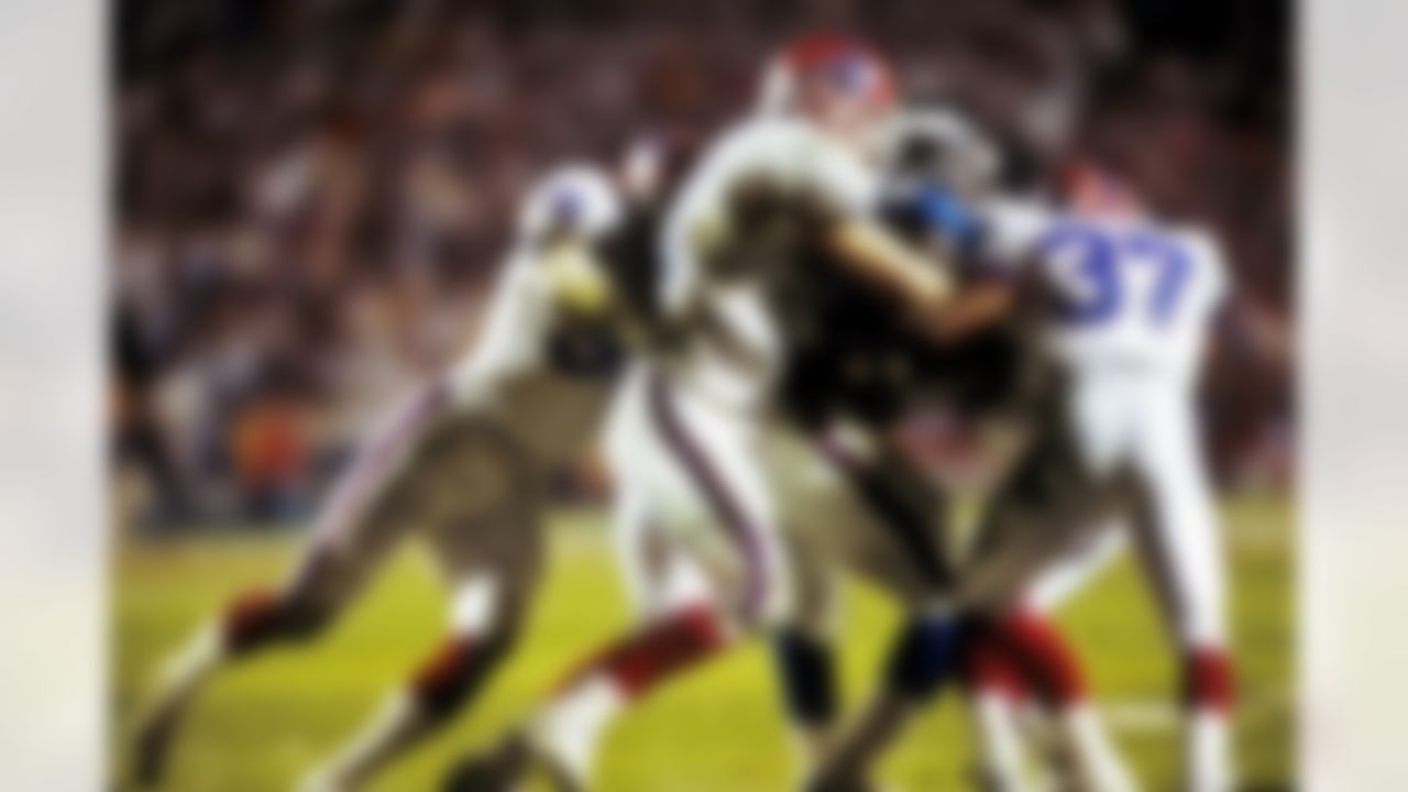New York Giants running back Ottis Anderson (24) carries the football before being stacked up by the bills defenders during the Giants 20-19 victory over the Buffalo Bills in Super Bowl XXV at Tampa Stadium in Tampa, FL on January 27, 1991. (National Football League)