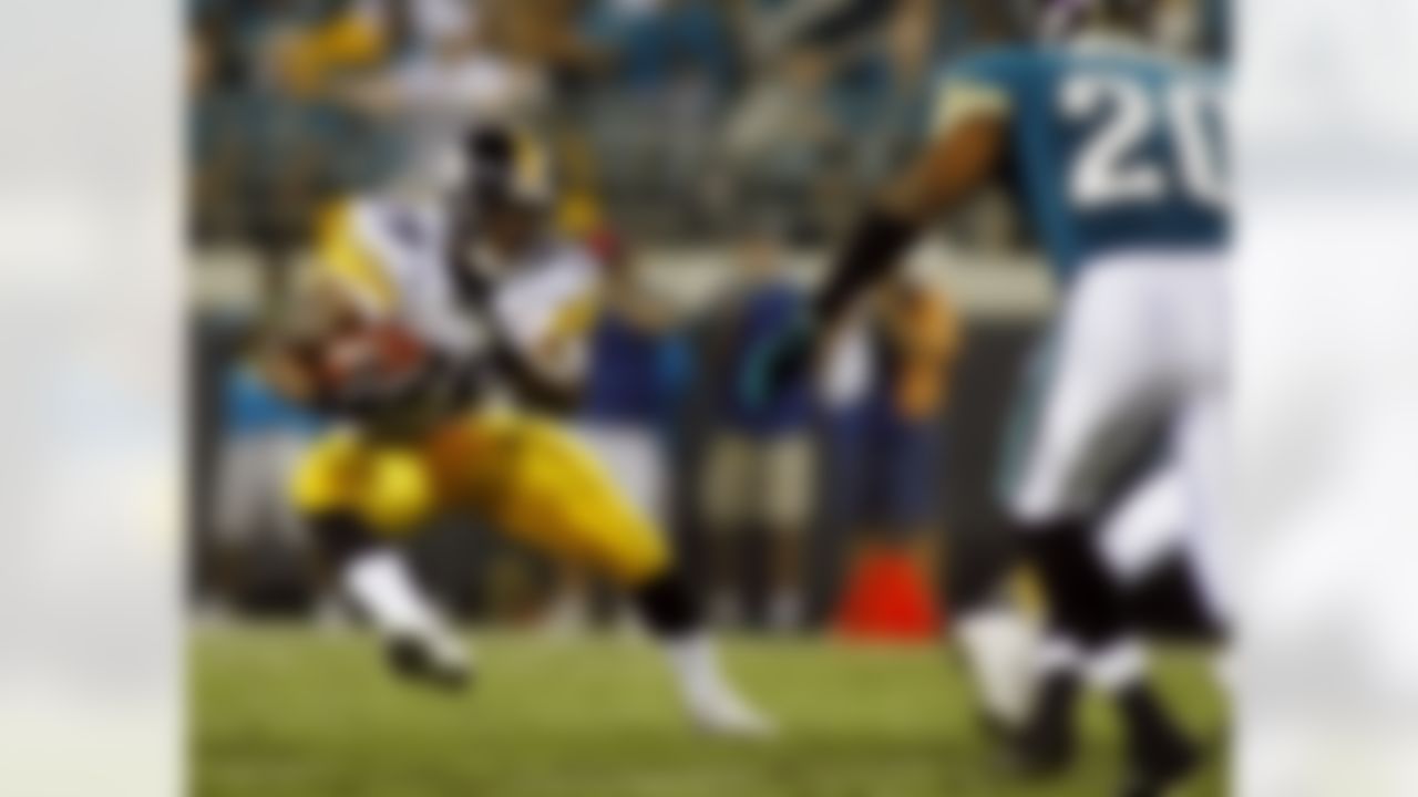 Running back Willie Parker #39 of the Pittsburgh Steelers looks for room to run against the Jacksonville Jaguars at Alltel Stadium on September 18, 2006 in Jacksonville, Florida. Photo by Getty Images.