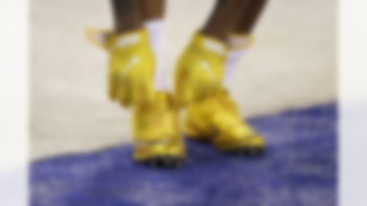 Pittsburgh Steelers inside linebacker Ryan Shazier (50) adjusts his shoes before an NFL football game against the Indianapolis Colts in Indianapolis, Sunday, Nov. 12, 2017.