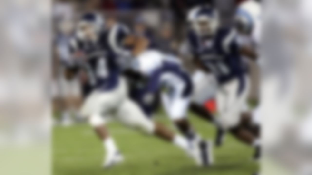 Connecticut's Donald Brown II takes off on a 53-yard touchdown run in the closing minutes of the 4th quarter of the Connecticut-Rhode Island football game in East Hartford, Conn., Thursday, Aug. 31, 2006. (AP Photo/Bob Child)