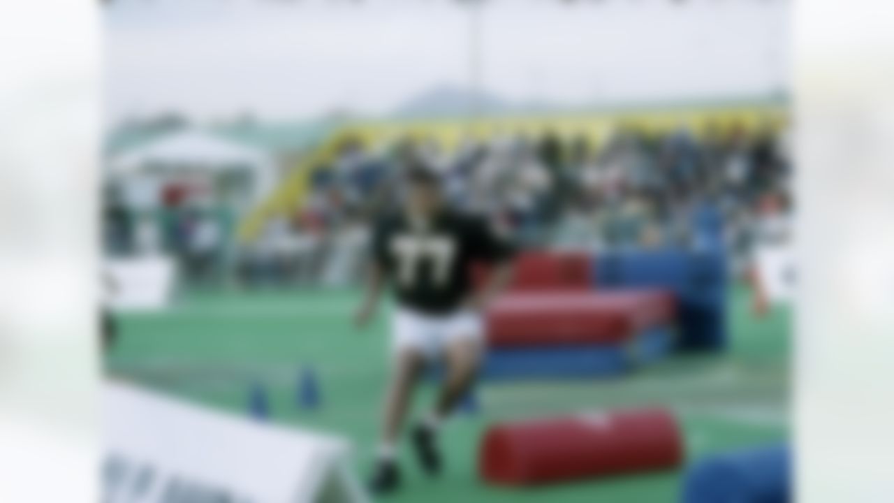 New Orleans Saints tackle Willie Roaf competes in the Lineman's Challenge at the NFL Experience in Tempe, Arizona. (National Football League)