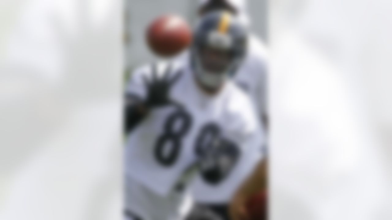 Pittsburgh Steelers wide receiver Jerricho Cotchery (89) makes a catch during practice at the NFL football training camp in Latrobe, Pa. on Friday, July 27, 2012 . (AP Photo/Keith Srakocic)