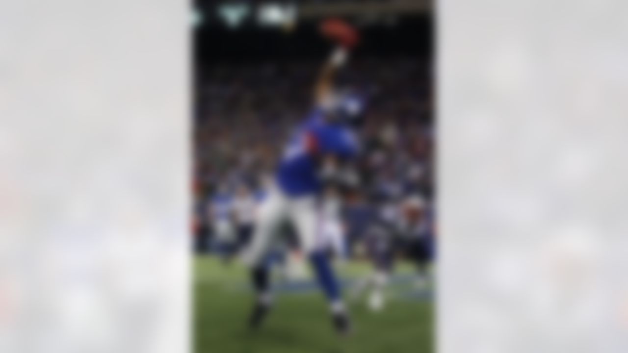 EAST RUTHERFORD, NJ - DECEMBER 29: Wide receiver Plaxico Burress #17 of the New York Giants catching a touchdown pass in the fourth quarter against the New England Patriots at Giant Stadium on December 29, 2007 in East Rutherford, New Jersey. The Patriots defeated the Giants 38-35. (AP Photo/David Drapkin)