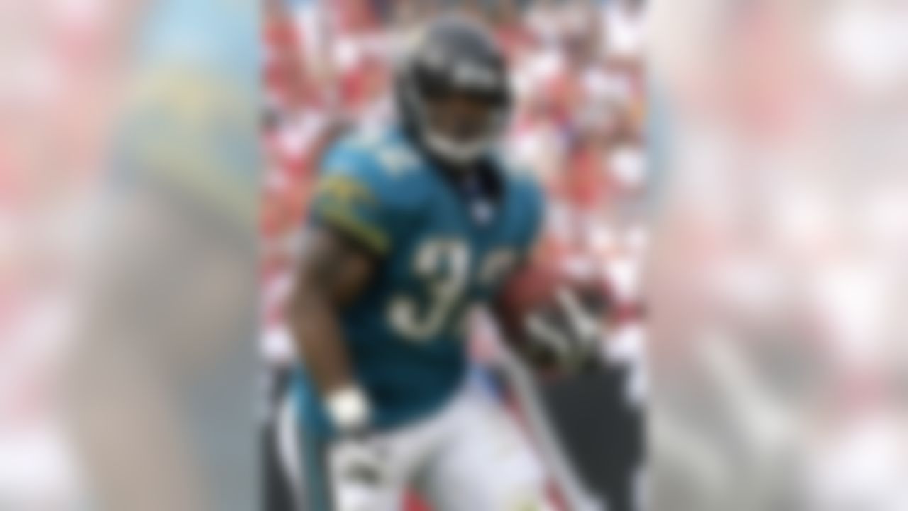 TAMPA, FL - OCTOBER 28: Running back Maurice Jones-Drew #32 of the Jacksonville Jaguars rushes upfield against the Tampa Bay Buccaneers at Raymond James Stadium on October 28, 2007 in Tampa, Florida. (Photo by Al Messerschmidt/Getty Images)