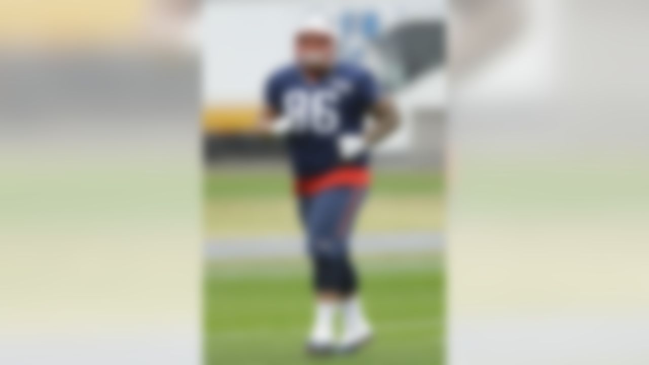 New England Patriots defensive tackle Sealver Siliga warms up during practice Friday, Jan. 30, 2015, in Tempe, Ariz. The Patriots play the Seattle Seahawks in NFL football Super Bowl XLIX Sunday, Feb. 1. (AP Photo/Mark Humphrey)