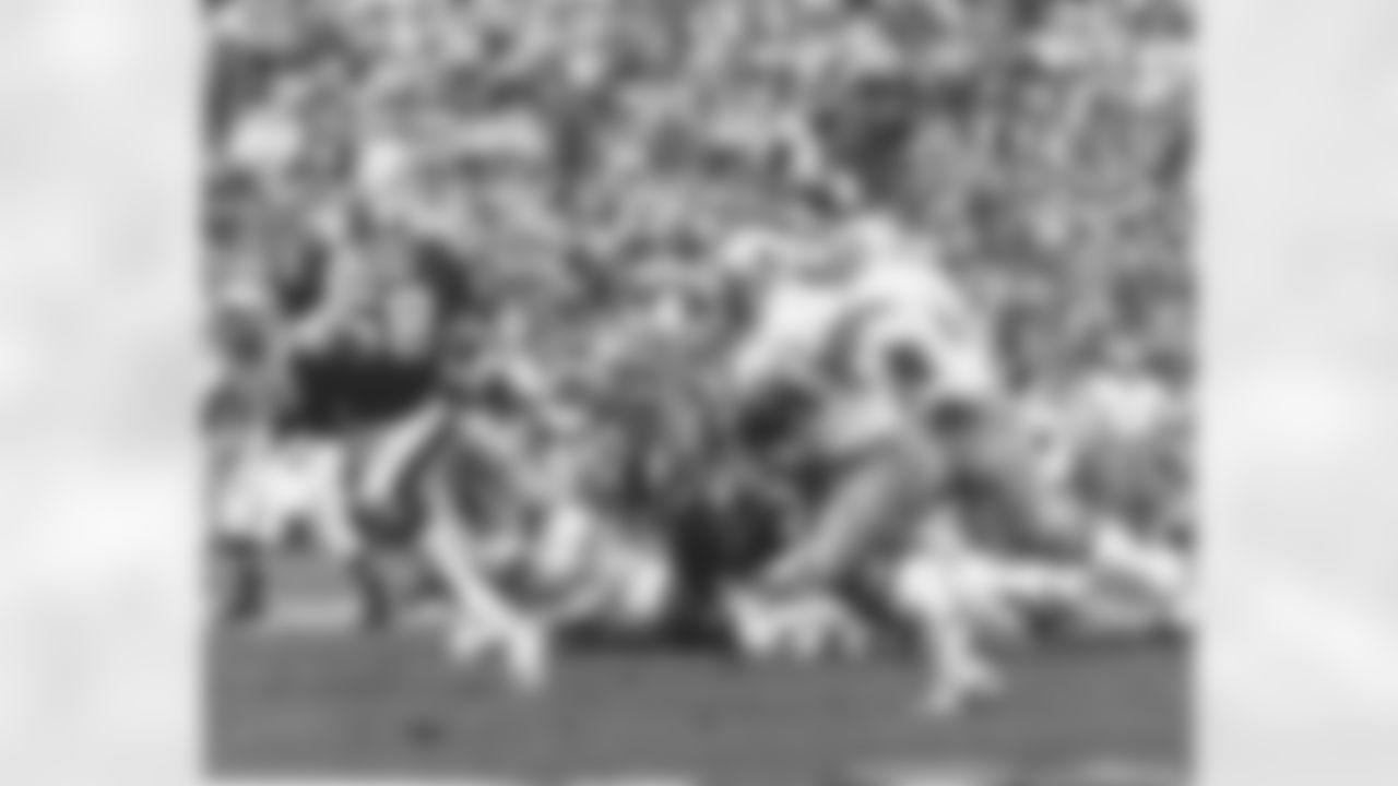 Dallas fullback Robert Newhouse runs with the ball in the Cowboys 35-31 loss to the Pittsburgh Steelers in Super Bowl XIII on January 21, 1979 at Orange Bowl. (National Football League)