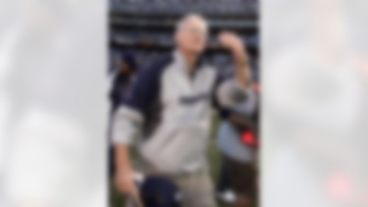 San Diego Chargers coach Marty Schottenheimer throws a kiss to the crowd as he leaves the field following the Chargers' 27-20 victory over the Arizona Cardinals in an NFL football game in San Diego on Sunday, Dec. 31, 2006. (AP Photo/Chris Park)