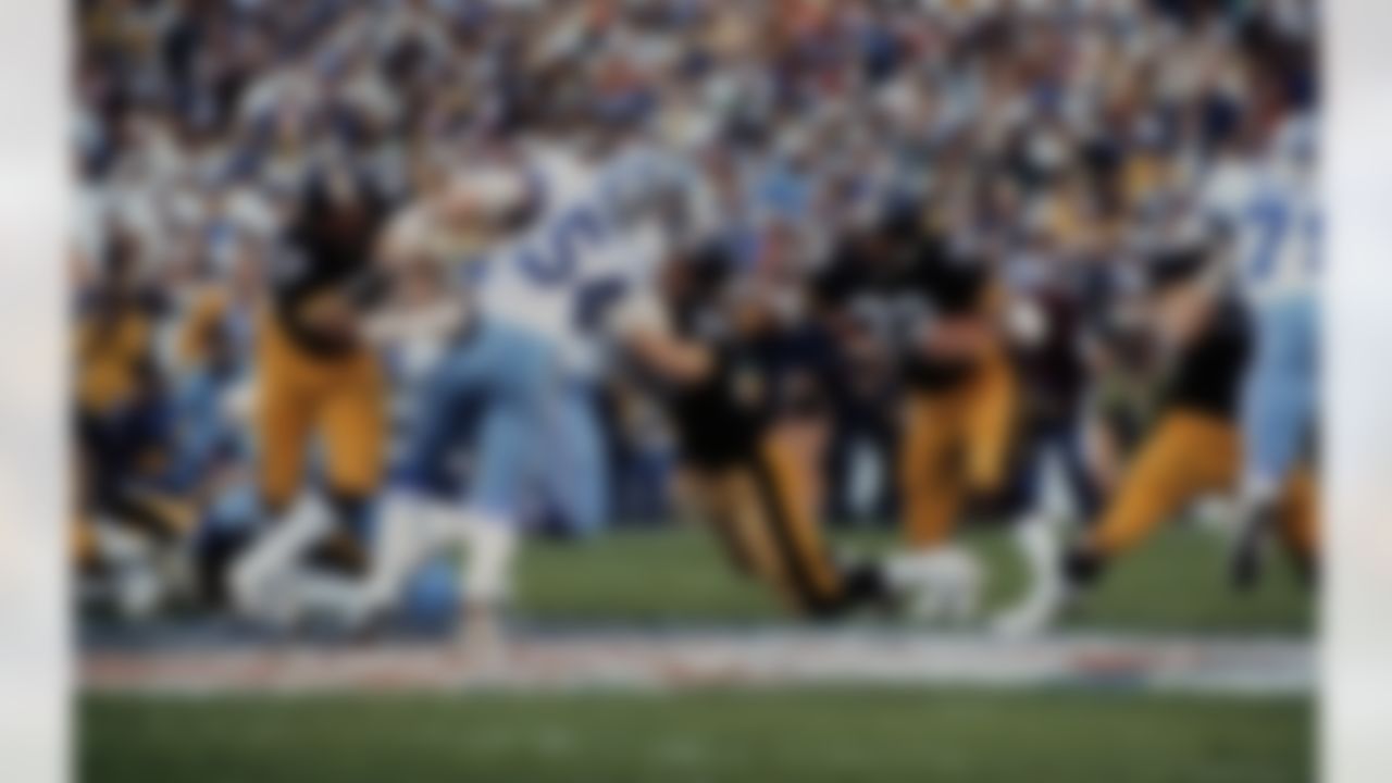 Pittsburgh Steelers Hall of Fame running back Franco Harris (32) runs upfield behind a block by tackle Ray Pinney (74) on Dallas Cowboys Hall of Fame defensive tackle Randy White (54) during Super Bowl XIII in Miami on January 21, 1979. The Steelers defeated the Cowboys 35-31 at the Orange Bowl. (AP Photo/Al Messerschmidt)