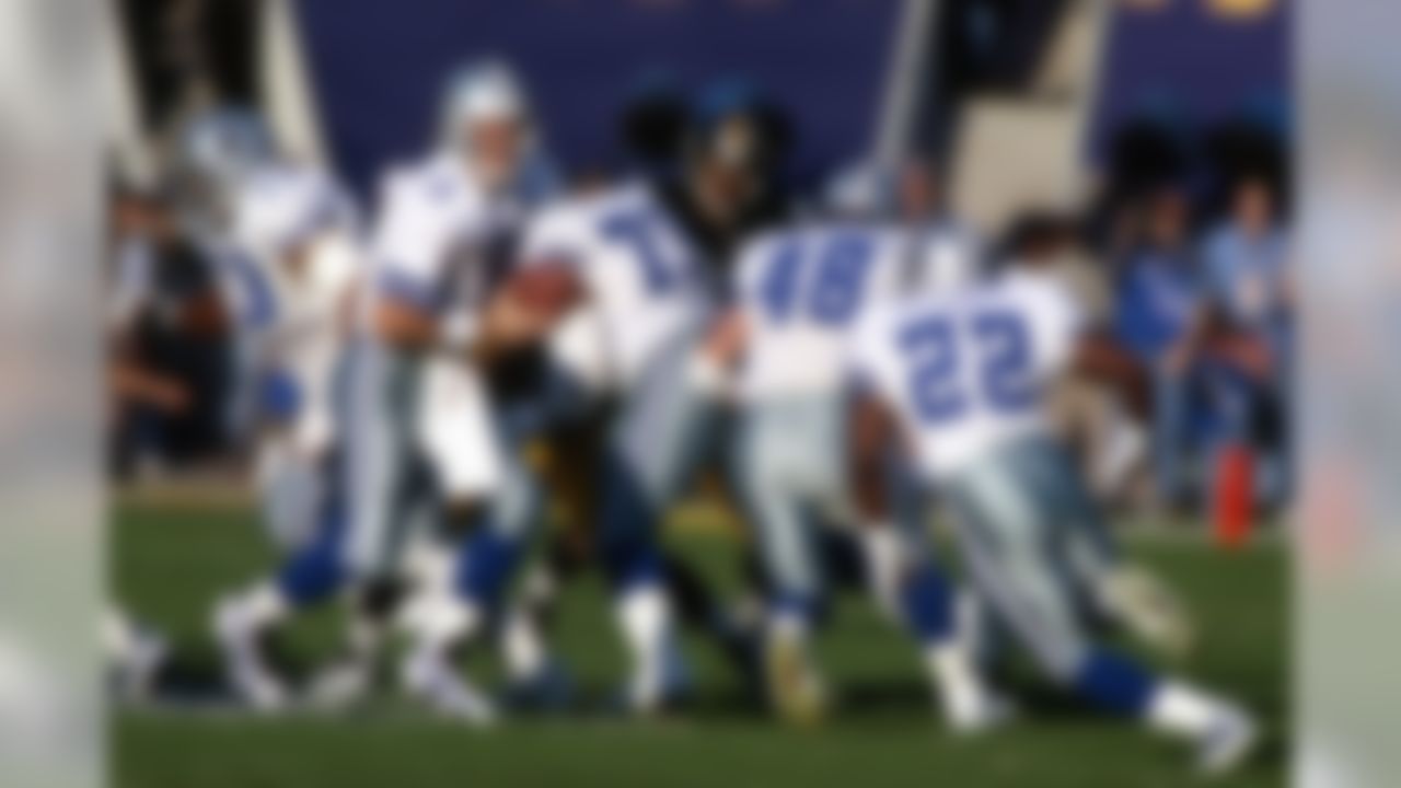 Dallas Cowboys Hall of Fame quarterback Troy Aikman (8) gets ready to pass the ball during Super Bowl XXX at Sun Devil Stadium in Tempe, AZ on January 28, 1996. (AP Photo/Tony Tomsic)
