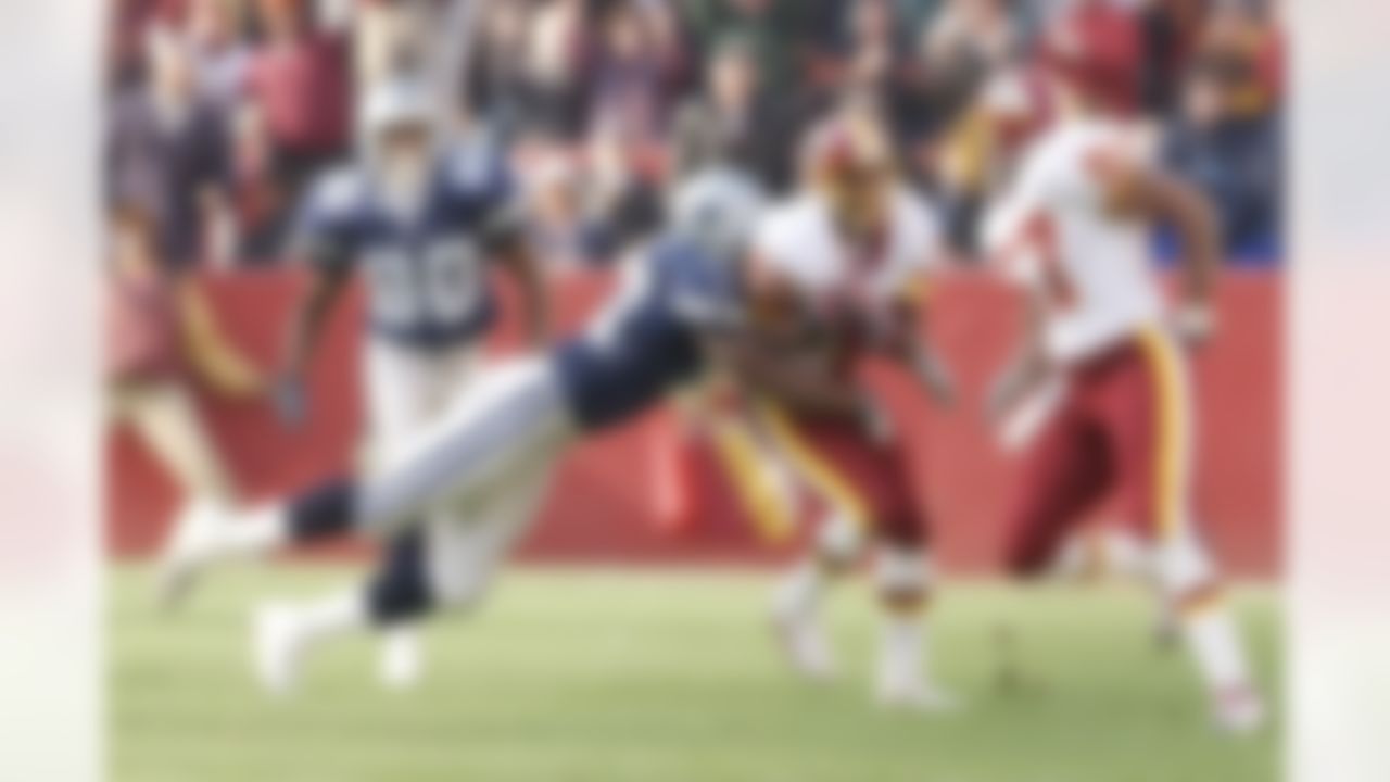 Washington Redskins defensive back Darrell Green, retiring after 20 years, rushes upfield with a punt return 12/29/2000 at FedEx Field in Washington. The Redskins defeated the Dallas Cowboys 20 to 14.(Photo by Al Messerschmidt/NFL)