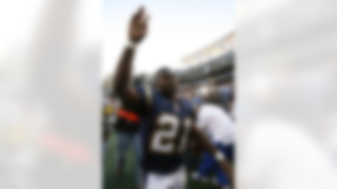 San Diego Chargers running back LaDainian Tomlinson waves to crowd as he leaves the field following the Chargers' 38-24 victory over the St. Louis Rams in their football game in San Diego, Calif., Sunday, Oct. 29, 2006. Tomlinson gained 183 yards rushing and scored three touchdowns. (AP Photo/Denis Poroy)