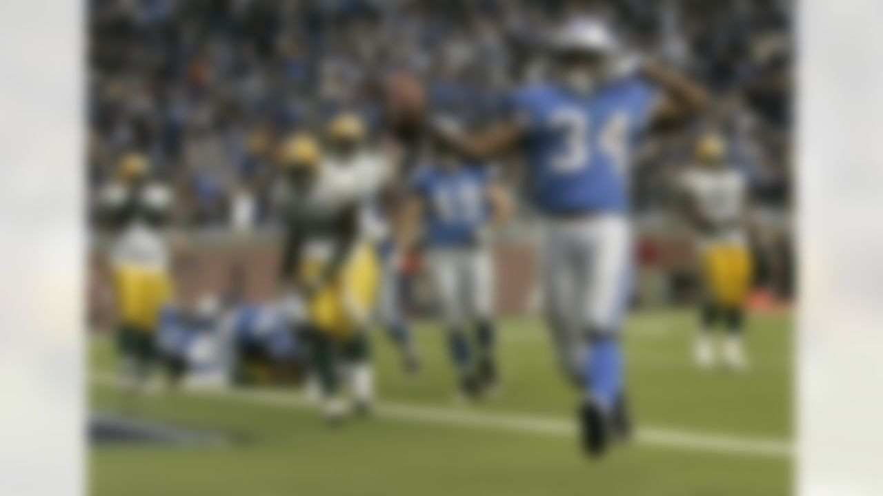 Detroit Lions running back Kevin Jones celebrates his one-yard touchdown run against the Green Bay Packers in the fourth quarter of an NFL football game in Detroit, Thursday, Nov. 22, 2007. The Packers won 37-26. (AP Photo/Paul Sancya)