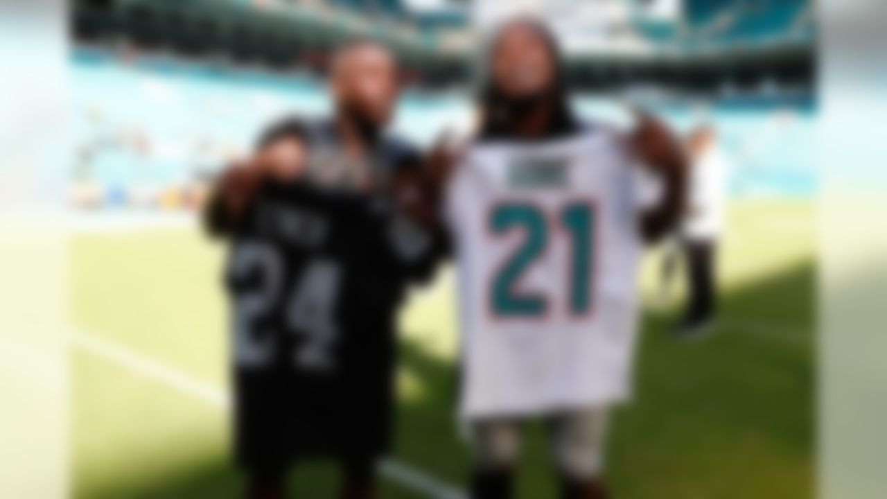 Miami Dolphins running back Frank Gore (left) and Oakland Raiders running back Marshawn Lynch pose for a photo after swapping jerseys.