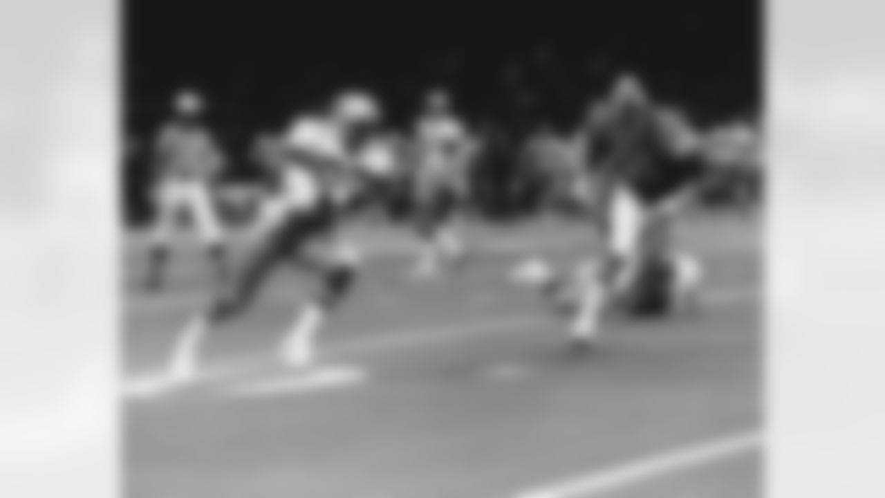 Dallas Cowboys running back Tony Dorsett (33) runs downfield against the Denver Broncos in Super Bowl XII on January 15, 1978 at the Louisiana Superdome. (National Football League)