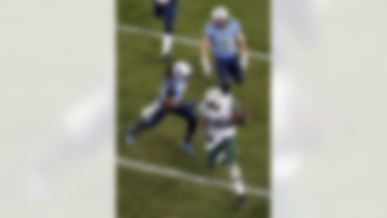 New York Jets tight end Jeff Cumberland (86) gets past Tennessee Titans' Michael Griffin (33) and Tim Shaw (59) for a touchdown on a 17-yard pass play in the third quarter of an NFL football game, Monday, Dec. 17, 2012, in Nashville, Tenn. (AP Photo/Joe Howell)