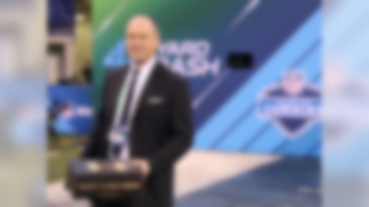 Rich Eisen prepares to run the 40 yard dash during the 2017 NFL Scouting Combine at Lucas Oil Stadium on Sunday, March 5, 2017 in Indianapolis. (Ben Liebenberg/NFL)