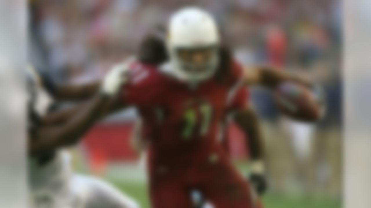 GLENDALE, AZ - DECEMBER 30: Wide receiver Larry Fitzgerald #11 of the Arizona Cardinals carries the ball against the St. Louis Rams at University of Phoenix Stadium December 30, 2007 in Glendale, Arizona. The Cardinals won 48-19. (Photo by Stephen Dunn/Getty Images)