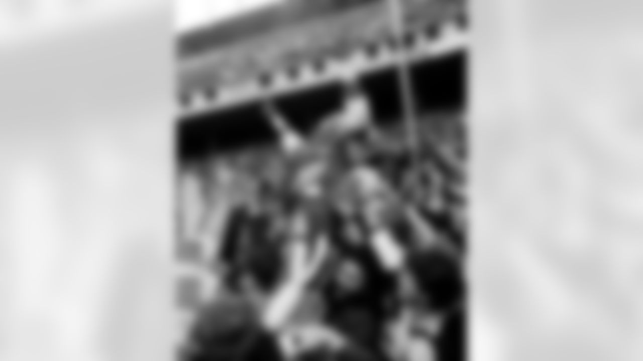 San Francisco 49ers Ronnie Lott is carried off the field by fans after the 49ers beat the New York Giants to win the division title at Candlestick Park in San Francisco. (AP Photo/Paul Sakuma)