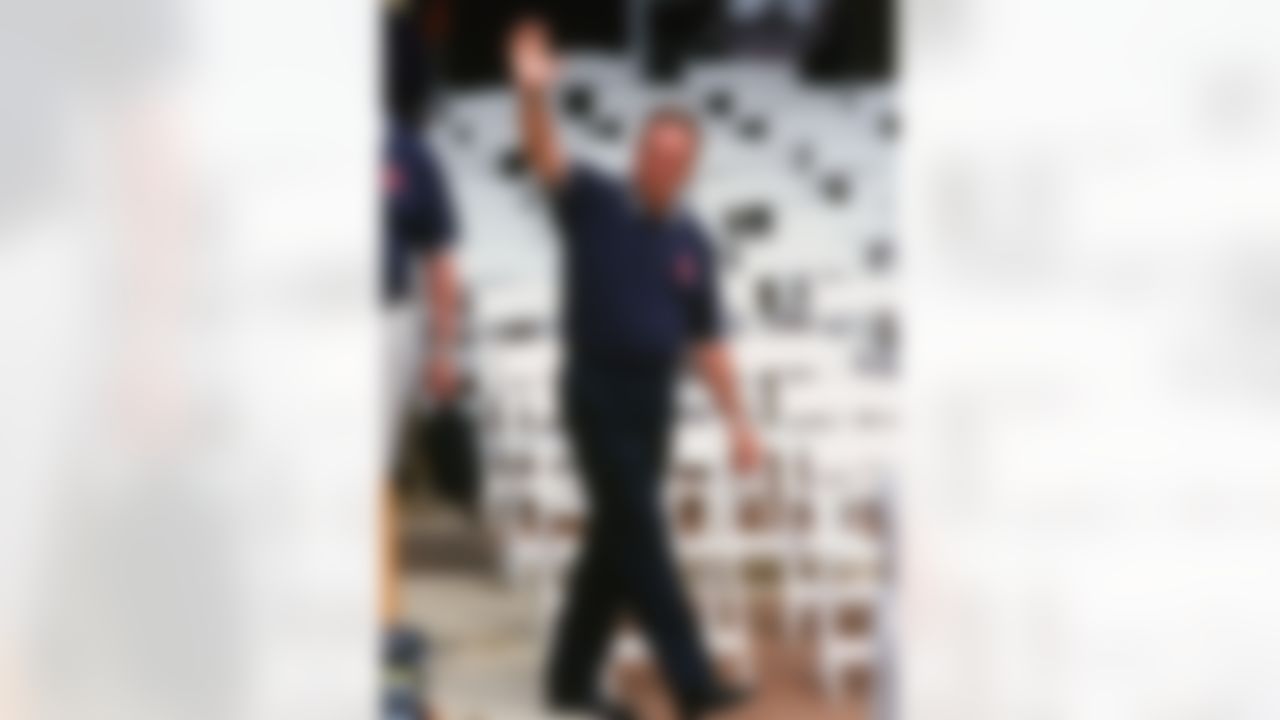 Sam Huff waves to the crowd during the Hall of Fame induction ceremony on July 29, 2000 in Canton,Ohio. (AP Photo/Paul Spinelli)
