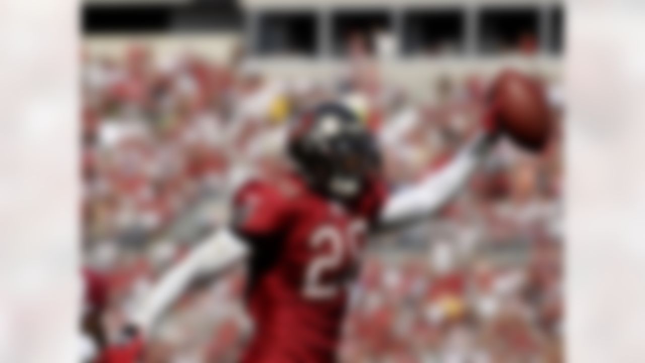 TAMPA, FL - NOVEMBER 4: Safety Tanard Jackson #28 of the Tampa Bay Buccaneers intercepts a pass against the Arizona Cardinals at the Raymond James Stadium November 4, 2007 in Tampa, Florida. The Buccaneers won 17 - 10. (Photo by Al Messerschmidt/Getty Images)