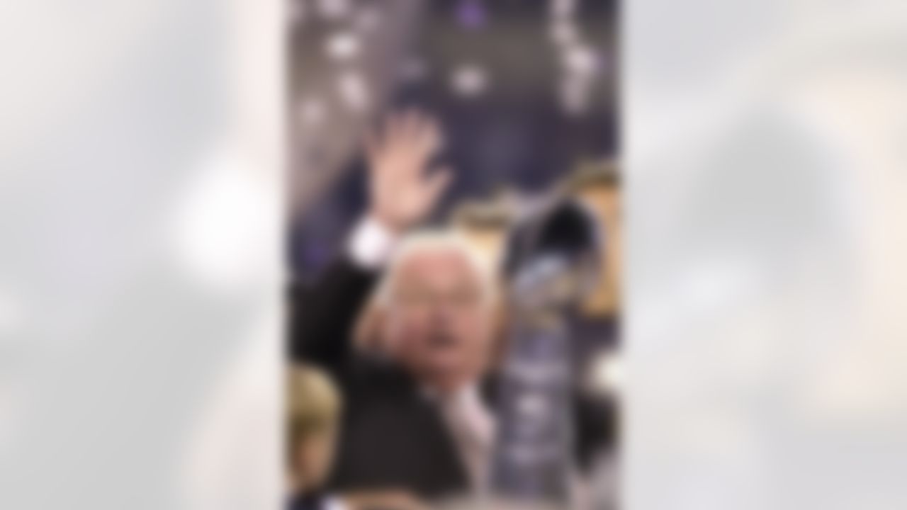 Baltimore Ravens owner Art Modell waves with the Vince Lombardi trophy after defeating the New York Giants 34-7 in Super Bowl XXXV Sunday, Jan. 28, 2001, in Tampa, Fla. (AP Photo/Laura Rauch)