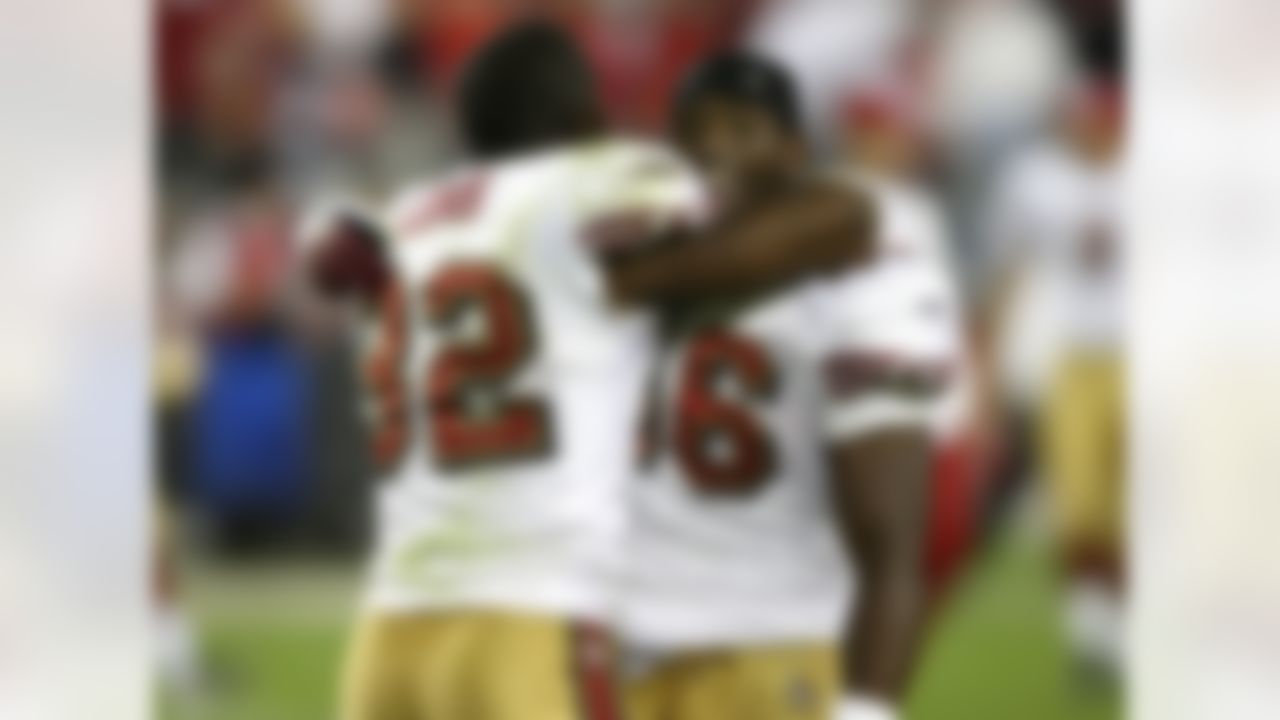 GLENDALE, AZ - NOVEMBER 25: Tight end Delanie Walker #46 and safety Michael Lewis #32 of the San Francisco 49ers celebrate after the game against the Arizona Cardinals on November 25, 2007 at University of Phoenix Stadium in Glendale, Arizona. (Photo by Stephen Dunn/Getty Images)