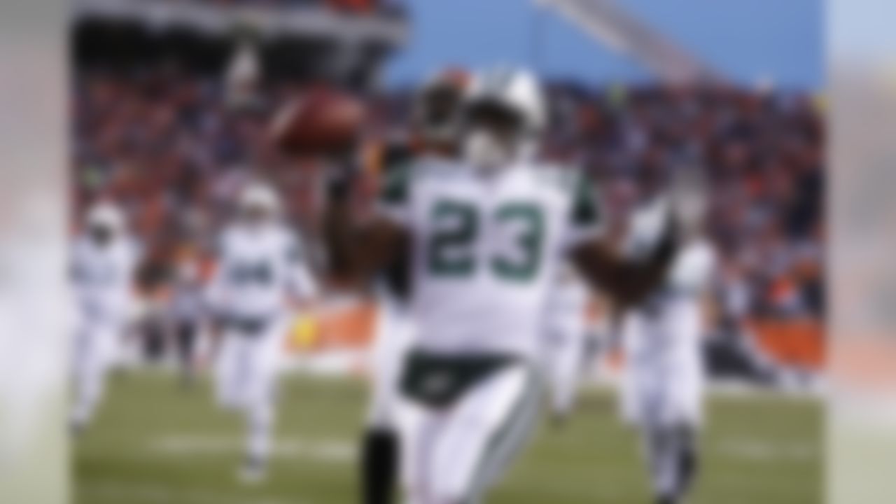New York Jets running back Shonn Greene (23) breaks free for a 39-yard touchdown run in the first half against the Cincinnati Bengals during the AFC Wild Card Playoff game at Paul Brown Stadium in Cincinnati, Ohio on January 9, 2010. (Photo by Joe Robbins/NFL.com)