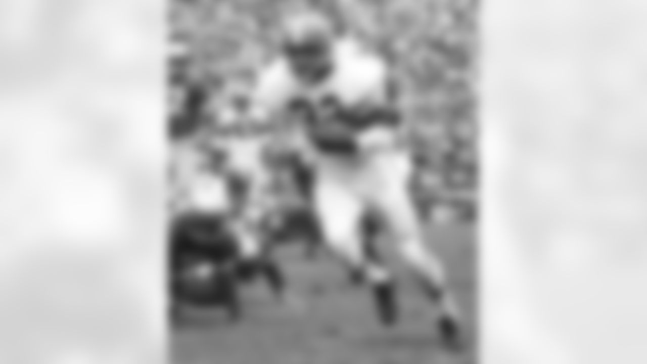 Hall of Fame running back Jim Brown (32) of the Cleveland Browns carries the football during the Browns 21-16 preseason loss to the San Francisco 49ers on August 31, 1958 at Kezar Stadium in San Francisco, California. (Frank Rippon/NFL)