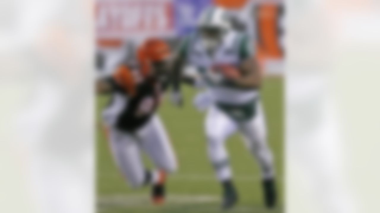 New York Jets running back Shonn Greene (23) runs for a 39-yard touchdown past Cincinnati Bengals defensive end Frostee Rucker (92) in the first half of an NFL wild-card playoff football game, Saturday, Jan. 9, 2010, in Cincinnati. (AP Photo/David Kohl)
