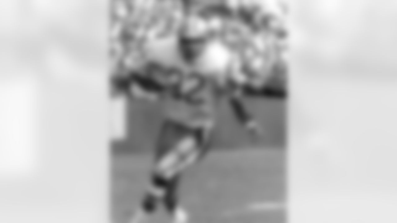 San Francisco 49ers running back O.J. Simpson (32), inducted into the Pro Football Hall of Fame class of 1985, during a game in 1978. (National Football League)
