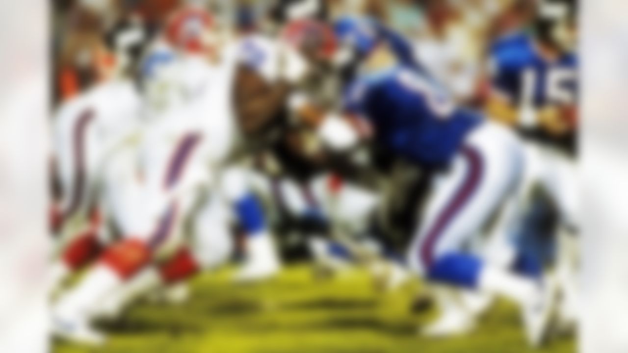 Buffalo Bills defensive end Bruce Smith (78) battles Giants tight end Howard Cross (87) during the Bills 20-19 loss to the New York Giants in Super Bowl XXV at Tampa Stadium in Tampa, FL on January 27, 1991. (National Football League)