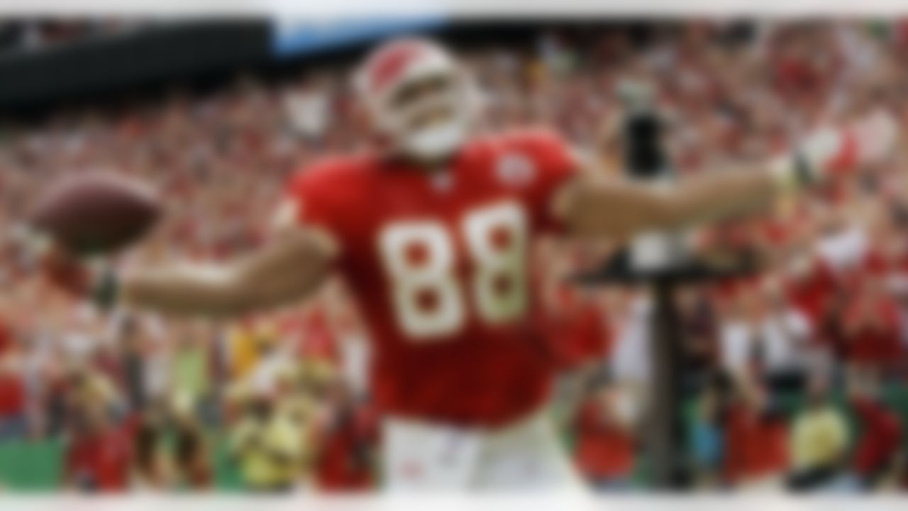 Kansas City Chiefs tight end Tony Gonzalez celebrates his second touchdown catch of the game during the fourth quarter of a football game against the Cincinnati Bengals on Oct. 14, 2007 in Kansas City, Mo. (AP Photo/Charlie Riedel, File)