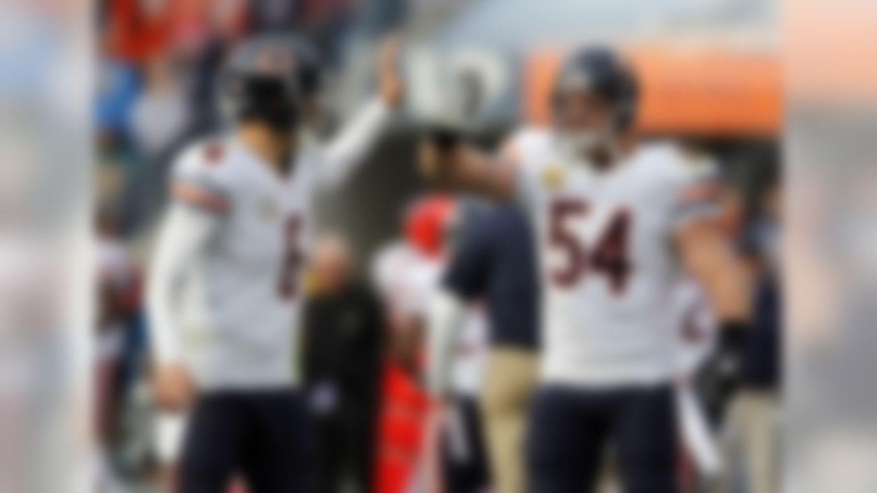 Chicago Bears quarterback Jay Cutler (6) celebrates with middle linebacker Brian Urlacher (54) after the Bears scored a touchdown against the Tennessee Titans in the fourth quarter of an NFL football game on Sunday, Nov. 4, 2012, in Nashville, Tenn. The Bears beat the Titans 51-20. (AP Photo/Joe Howell)