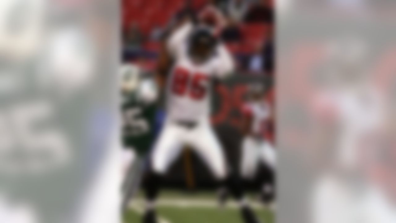 EAST RUTHERFORD, NJ - AUGUST 10: Dwayne Blakley #85 of the Atlanta Falcons makes a catch against the New York Jets at Giants Stadium August 10, 2007 in East Rutherford, New Jersey. (Photo by Jim McIsaac/Getty Images)