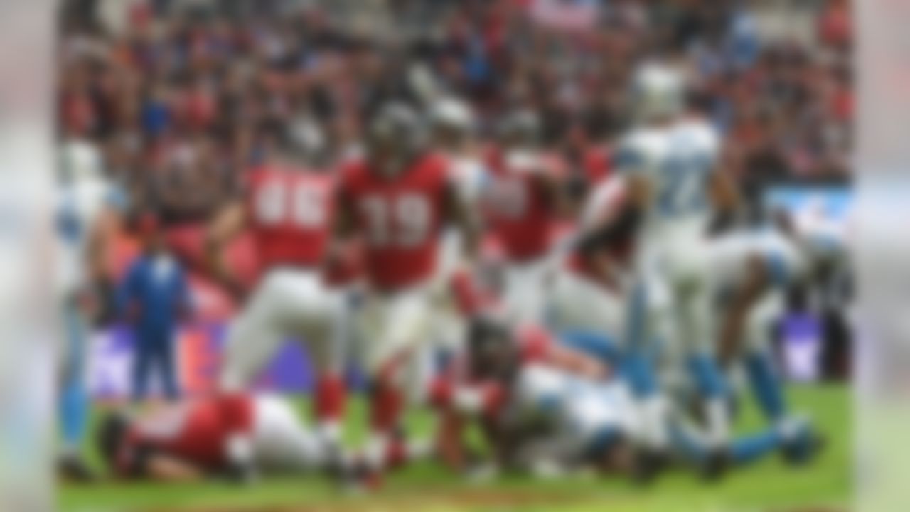 Atlanta Falcons running back Steven Jackson (39), centre, runs into the end zone to score his side's third touchdown during the NFL football game against Detroit Lions at Wembley Stadium, London, Sunday, Oct. 26, 2014. (AP Photo/Tim Ireland)
