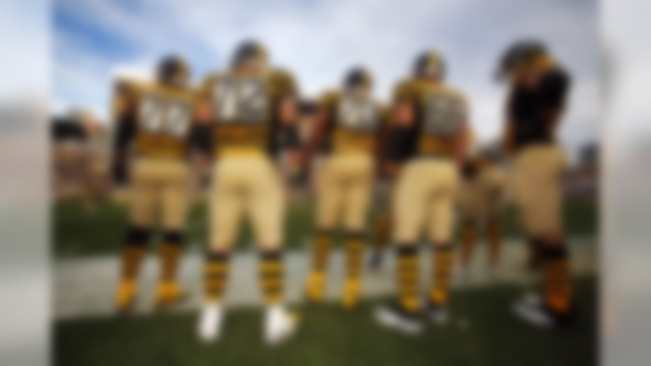 The Pittsburgh Steelers offense waits to take the field during the second half of an NFL football game against the Cincinnati Bengals in Pittsburgh, Sunday, Nov. 1, 2015. The Bengals won 16-10. (AP Photo/Gene J. Puskar)