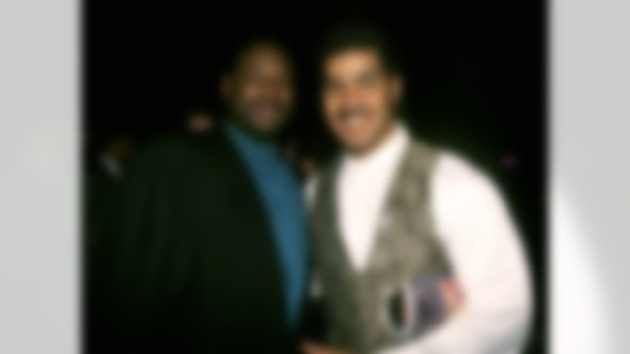 Seattle Seahawks defensive tackle Cortez Kennedy with San Diego Chargers linebacker Junior Seau before the AFC's 23-20 overtime victory over the NFC in the 1993 NFL Pro Bowl played on February 7, 1993 at Aloha Stadium in Honolulu, Hawaii. (National Football League)