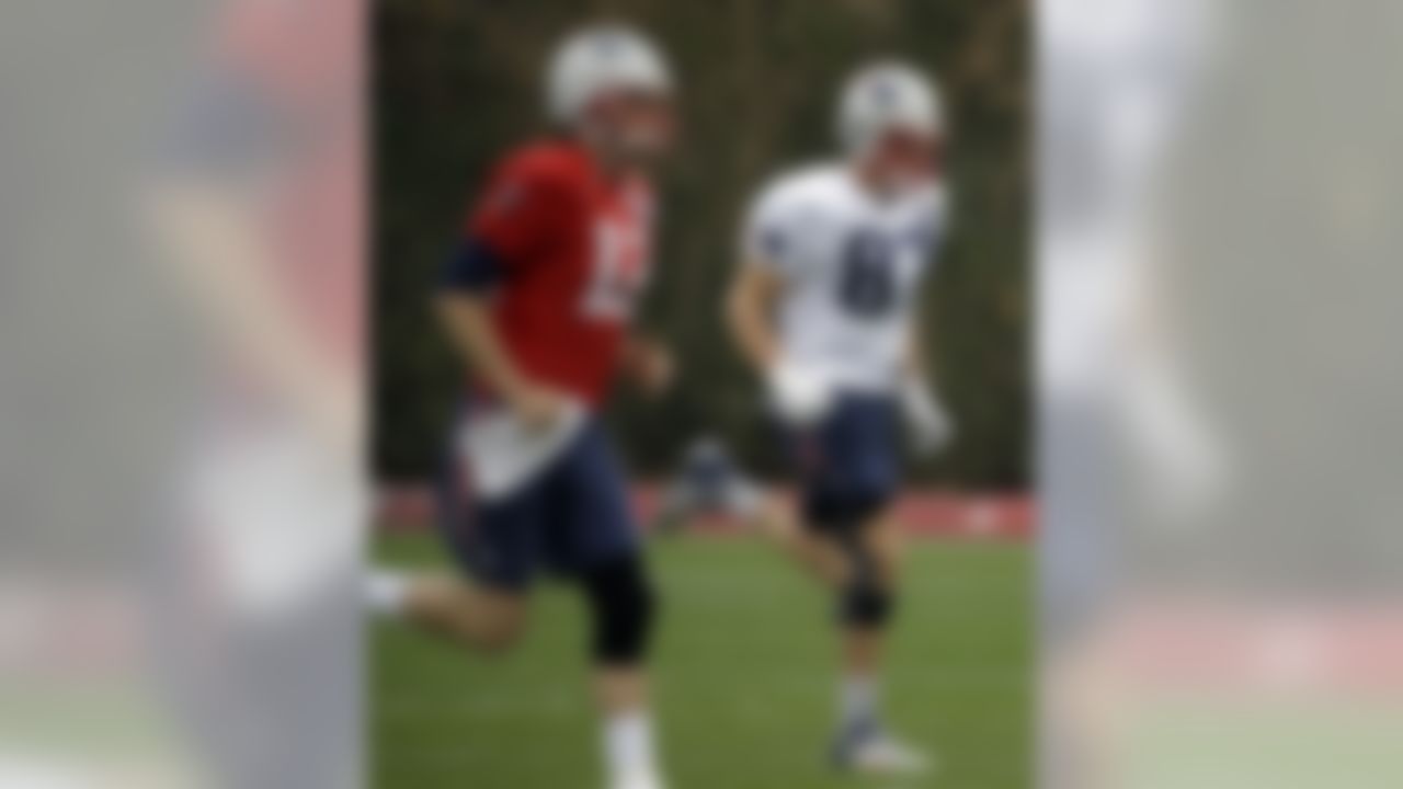 New England Patriots tight end Rob Gronkowski (87) runs a sprint next to quarterback Tom Brady (12) during practice Thursday, Jan. 29, 2015, in Tempe, Ariz. The Patriots play the Seattle Seahawks in NFL football Super Bowl XLIX Sunday, Feb. 1. (AP Photo/Mark Humphrey)