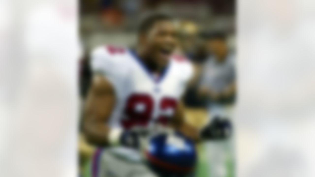 New York Giants' Michael Strahan celebrates as the last seconds tick away in the fourth quarter against the St. Louis Rams Sunday, Sept. 15, 2002 at the Edward Jones Dome in St. Louis. The Giants beat the Rams 26-21 to drop the Rams to 0-2. (AP Photo/Tom Gannam)