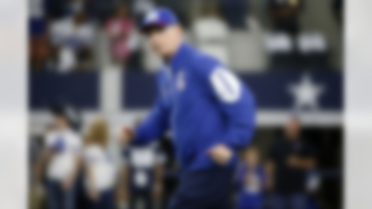 New York Giants head coach Tom Coughlin takes the field before an NFL football game against the Dallas Cowboys, Sunday, Sept. 13, 2015, in Arlington, Texas. (AP Photo/Tony Gutierrez)