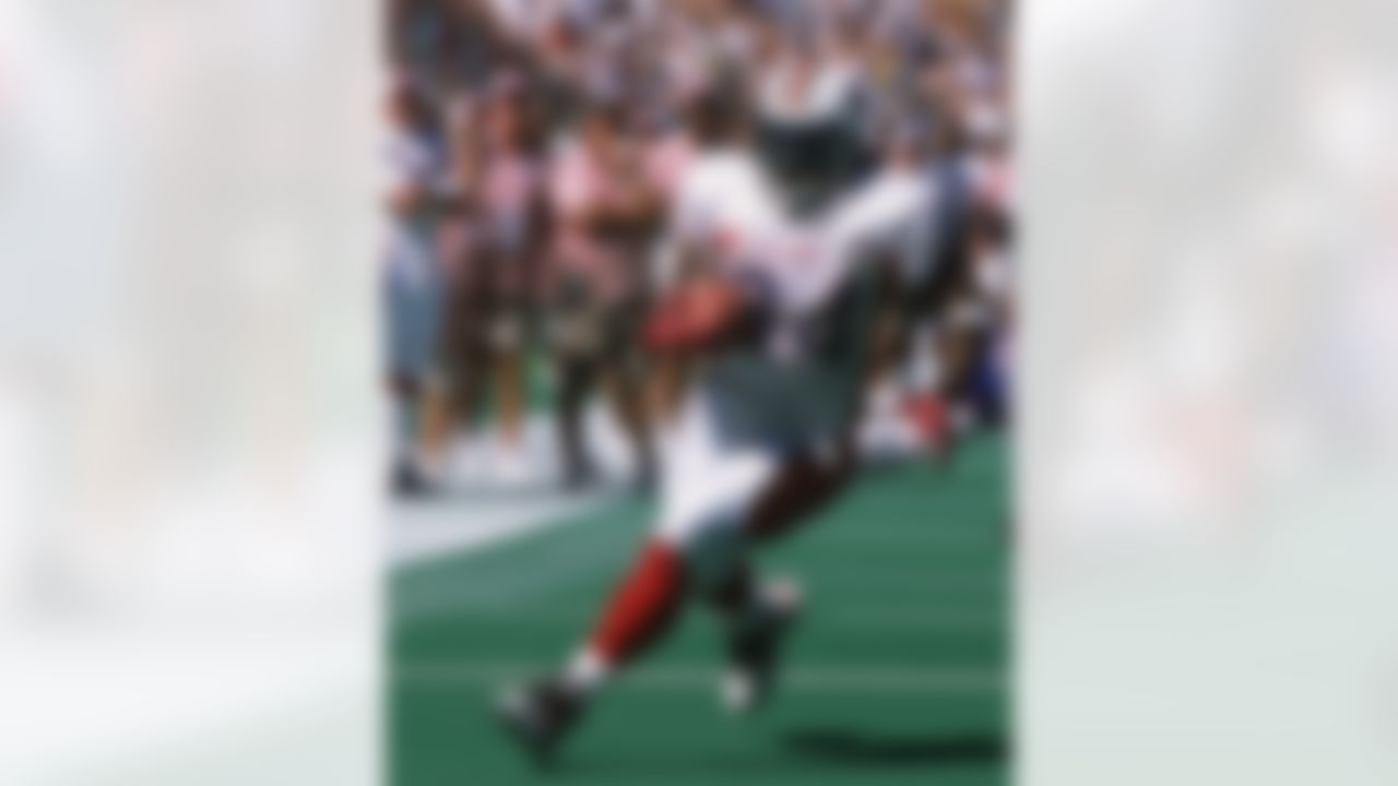 Miami Dolphins running back Ricky Williams #34 of the AFC races to the end zone against the NFC in the 2003 NFL Pro Bowl at Aloha Stadium on February 2, 2003 in Honolulu, Hawaii. (National Football League)