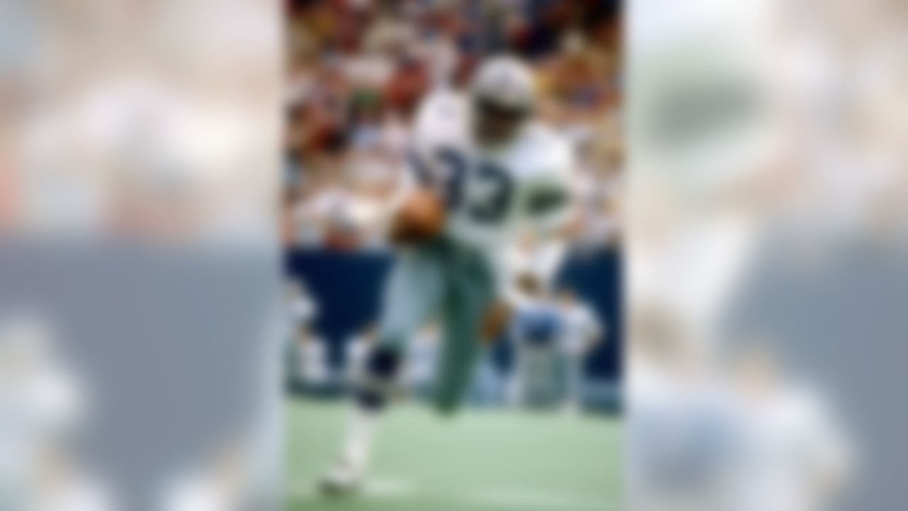 Dallas Cowboy running back Tony Dorsett turns the corner during a 29-17 victory over the Los Angeles Rams on October 18, 1981, at Texas Stadium in Irving, Texas. (National Football League)